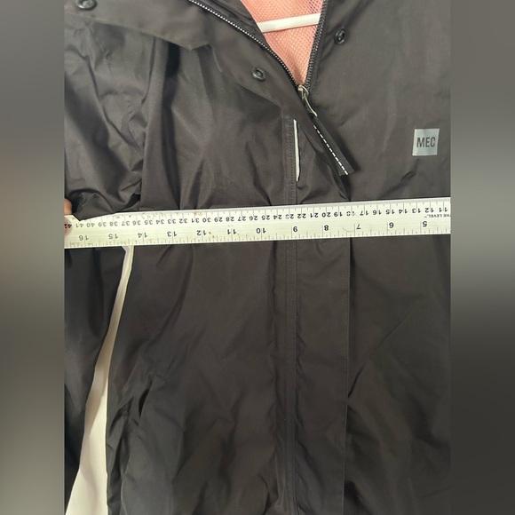 NWOT MEC Youth Black Rain Jacket with Pink Mesh Lining Size 12 - Picture 7 of 8